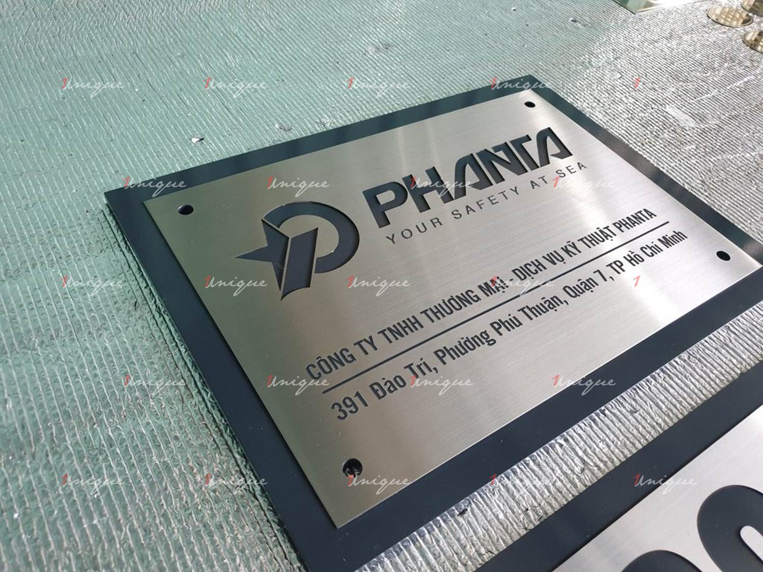 Biển hiệu kim loại ăn mòn