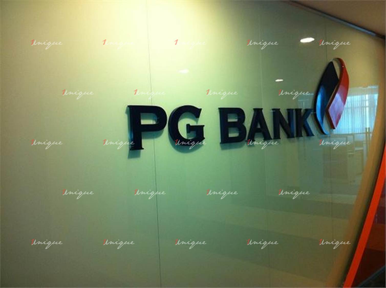 Biển hiệu kính cường lực